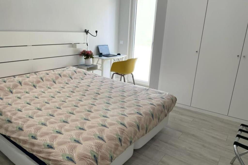 *sea View* New 3 Bedroom With Free Parking Appartamento *